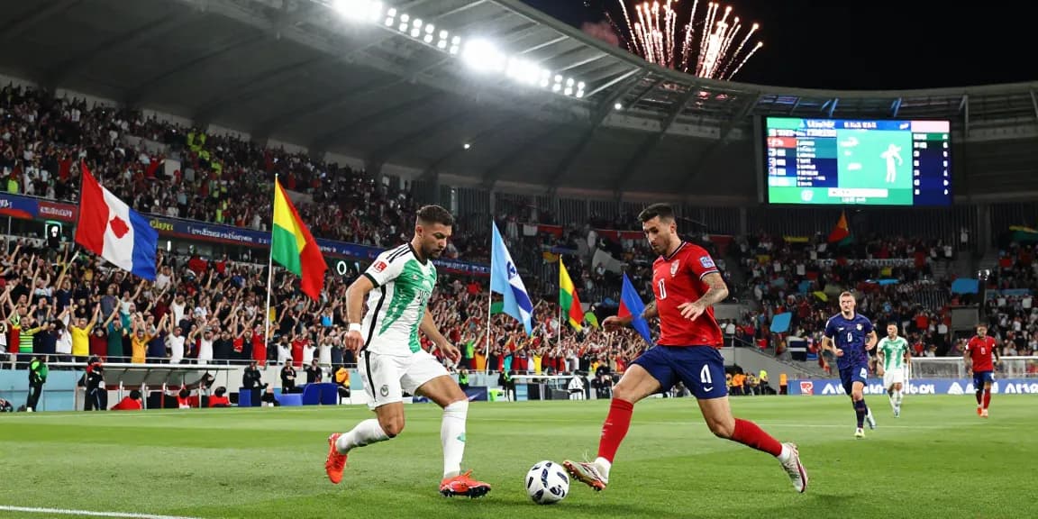 Intensive Szene des WM Fußballs 2026 mit Spielern im Wettkampf und jubelnden Fans im Stadion.